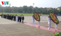 Les plus hauts dirigeants rendent hommage au président Ho Chi Minh