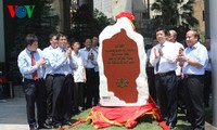 Une stèle commémore  le 60ème anniversaire de la visite de Ho Chi Minh à VOV