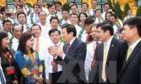 Le président Truong Tân Sang rencontre des employés gazo-pétroliers exemplaires 