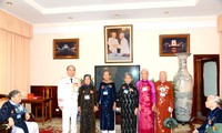 Nguyen Xuan Phuc rencontre les mères vietnamiennes héroïques de Tien Giang 