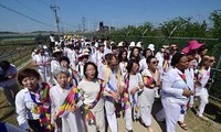 Des pacifistes traversent la frontière entre les deux Corées 