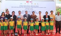 Aide américaine : offre de casques moto aux enfants vietnamiens