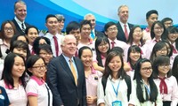 Le sénateur John McCain rencontre des étudiants d’Ho Chi Minh-ville