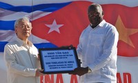 Une délégation du Parti communiste cubain reçue par des dirigeants vietnamiens