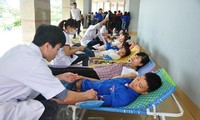 Nguyen Thi Doan rencontre les 100 donneurs de sang illustres de 2015