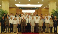 Le Hong Anh rencontre les anciens jeunes volontaires de la troupe 36