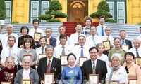 La vice-présidente Nguyen Thi Doan reçoit des vétérans de la révolution
