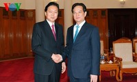 L’ancien Premier ministre japonais Yukio Hatoyama reçu par Nguyen Tan Dung
