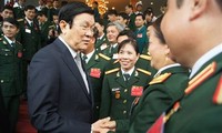 Truong Tan Sang rencontre des militaires exemplaires