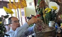Nguyen Thien Nhan offre de l’encens en mémoire de Nguyen Van Linh