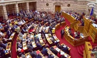 Le Parlement grec approuve le référendum