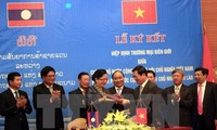 Signature de l’accord sur le commerce frontalier Vietnam-Laos