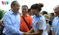 Nguyen Thien Nhan offre des cadeaux à l’athlète Nguyen Thi Huyen 