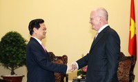 Nguyen Tan Dung reçoit les ambassadeurs de l’Union européenne et de la Hongrie