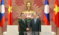 Le Premier ministre laotien rencontre des hauts dirigeants vietnamiens