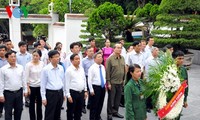 Nguyen Thien Nhan remet des cadeaux aux familles méritantes