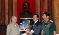 Le cosmonaute Viktor Gorbatko reçu par Truong Tan Sang