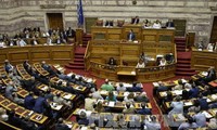 Les parlementaires grecs approuvent de nouvelles mesures d'austérité