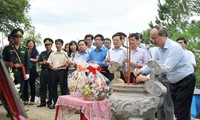 Nguyen Thien Nhan brûle de l’encens en mémoire du général Vo Nguyen Giap