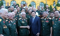 Le président Truong Tan Sang reçoit d’anciens combattants du Tay Nguyen