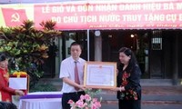  Remise de titre « Mère vietnamienne héroique » à la mère de To Hieu