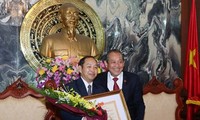 Un responsable de la Cour populaire suprême du Laos décoré d’une insigne vietnamienne