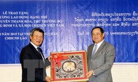 Le Laos remet l’ordre du Travail à un vice-ministre vietnamien