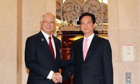Le PM Nguyên Tân Dung achève sa tournée en Malaisie et à Singapour