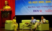 Rencontre entre Ngo Bao Chau et les étudiants de Binh Dinh