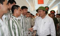 Nguyen Xuan Phuc vient contrôler le travail d’amnistie dans la prison de Xuan Loc