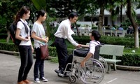 Les volontaires viennent en aide aux personnes handicapées de Quang Tri