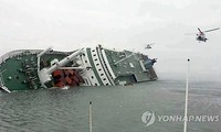 Des plongeurs commencent l'opération pour repêcher le ferry Sewol