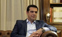 Alexis Tsipras assouplit sa position sur la dette grecque