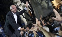Elections en Grèce: la droite devance de peu Syriza, selon un sondage