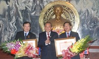 Remise de l’insigne «Pour la cause du tribunal» aux responsables laotiens et cambodgiens