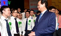 Le Premier ministre Nguyen Tan Dung rencontre des jeunes scientifiques exemplaires
