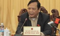 Huynh Ngoc Son visite l’ambassade du Vietnam en Malaisie