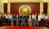 Nguyên Xuan Phuc visite l’ambassade du Vietnam en Chine