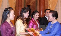 Nguyen Thi Doan reçoit des stagiaires laotiens