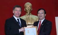 Remise de la médaille « Pour la paix et l’amitié » à l’ambassadeur d’Ukraine