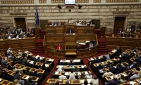 Grèce : le Parlement adopte de nouvelles mesures d'austérité réclamées par les créanciers