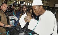 Guinée: majorité absolue pour le président sortant Alpha Condé au 1er tour