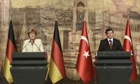 Discussions Merkel-Davutoglu à Istanbul sur la crise migratoire
