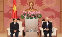 Uông Chu Luu reçoit une délégation laotienne