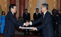 Truong Tan Sang reçoit de nouveaux ambassadeurs