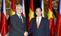 Nguyen Tan Dung rencontre le président du Sénat tchèque