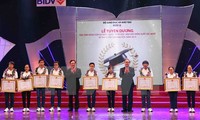 Nguyen Thien Nhan salue les lauréats d’Olympiades internationales