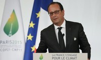COP21 : Hollande "lance un appel" à "dépasser les intérêts" particuliers