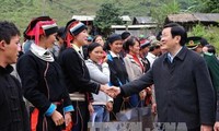 Le président vietnamien inspecte le village culturel et touristique à Ha Giang