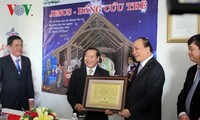 Le vice-Premier ministre Nguyen Xuan Phuc visite l’Eglise missionnaire évangélique